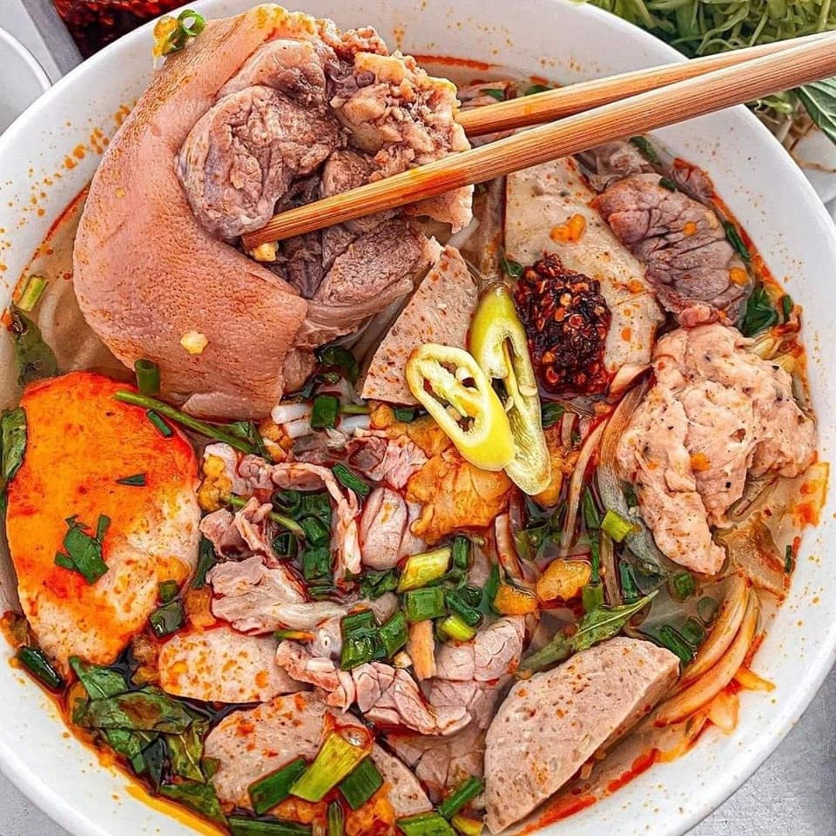 Bát bún bò đầy ắp topping (Nguồn: Internet)