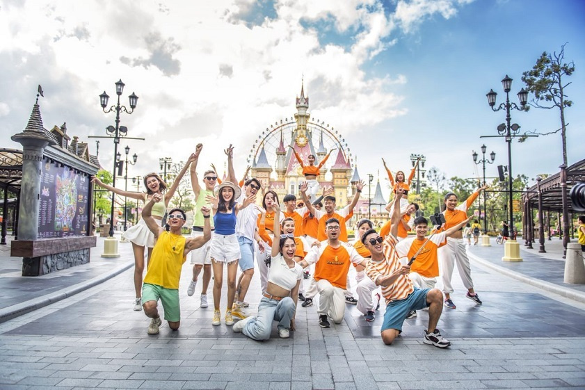 Đi du lịch theo tour sẽ giúp bạn gần gũi với văn hóa bản địa hơn (Ảnh: Internet)