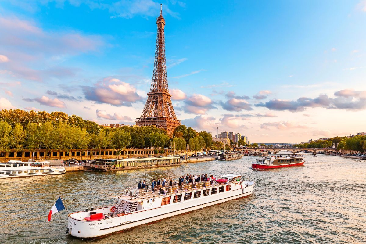 Du ngoạn trên sông Seine là một trong những trải nghiệm thú vị nhất khi du lịch Paris. (Ảnh: Internet)