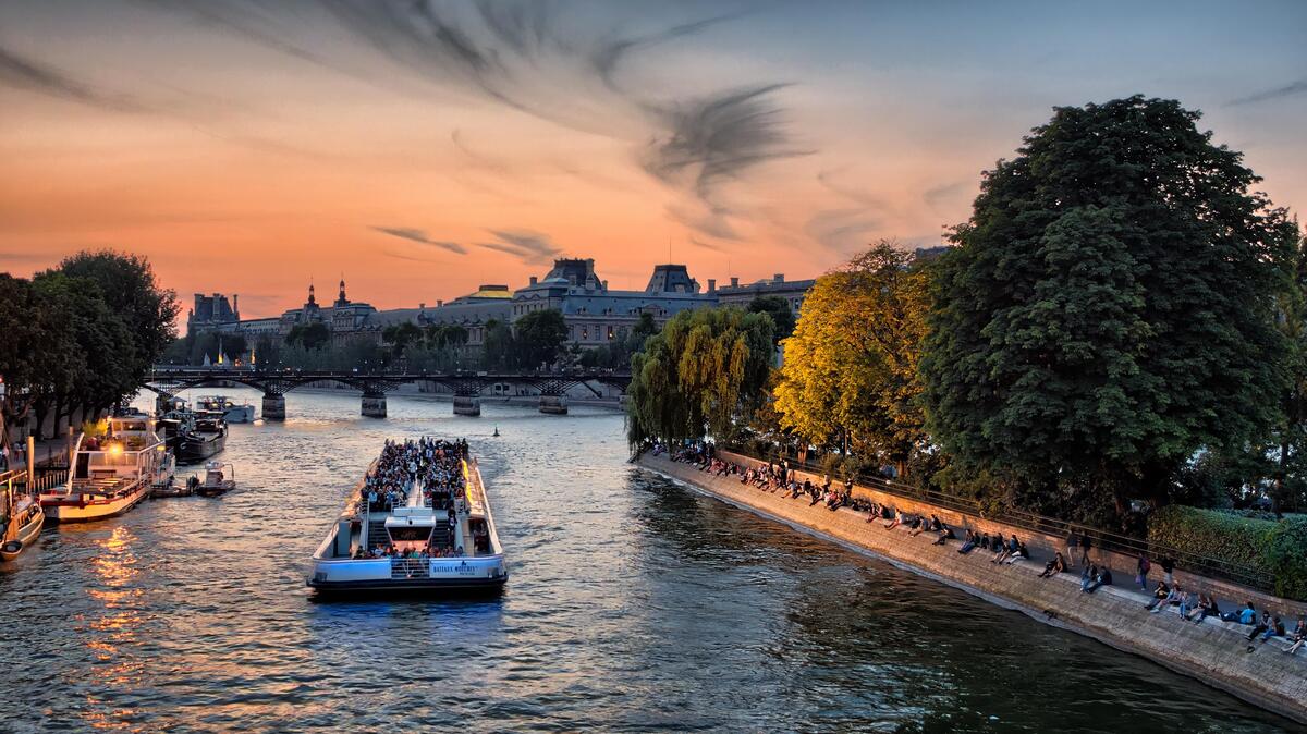 Du lịch ngắm cảnh trên sông Seine: Góc nhìn khác biệt về Paris trên những con tàu thơ mộng - ảnh 1