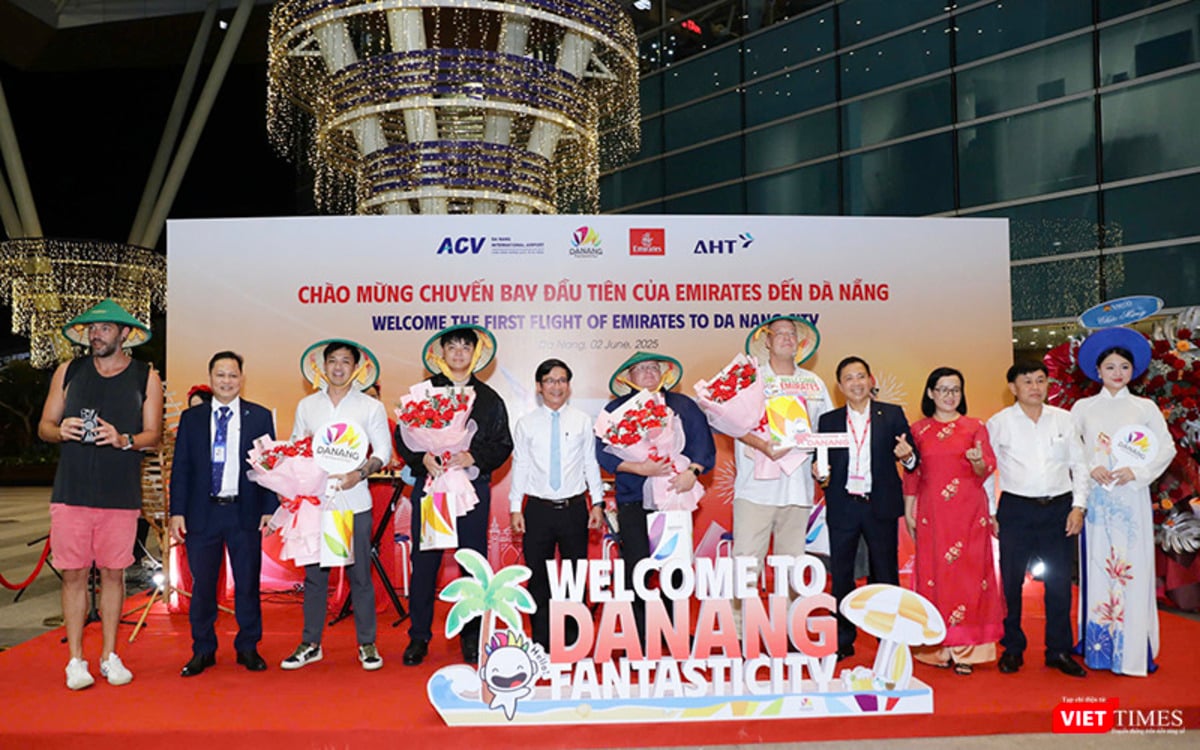Đà Nẵng đón chuyến bay đầu tiên mang số hiệu EK370 từ Dubai đến Đà Nẵng (Ảnh: VietTimes)