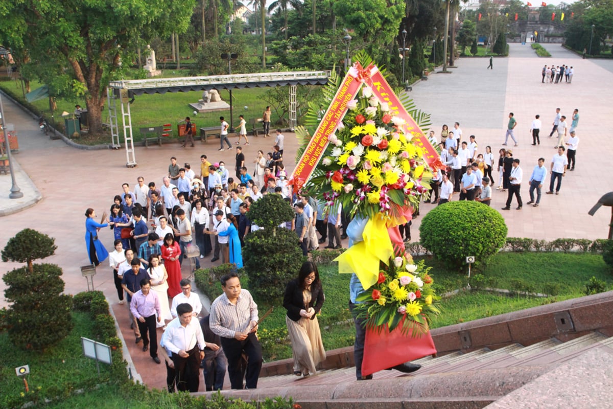 Dâng hương tưởng niệm ở Thành cổ Quảng Trị (Ảnh: Báo Lâm Đồng)
