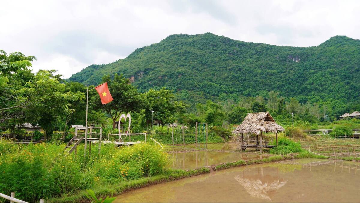 Bản Nhót là một bản làng của người Thái Trắng, nằm nép mình trong thung lũng Mai Châu. (Ảnh: Internet)