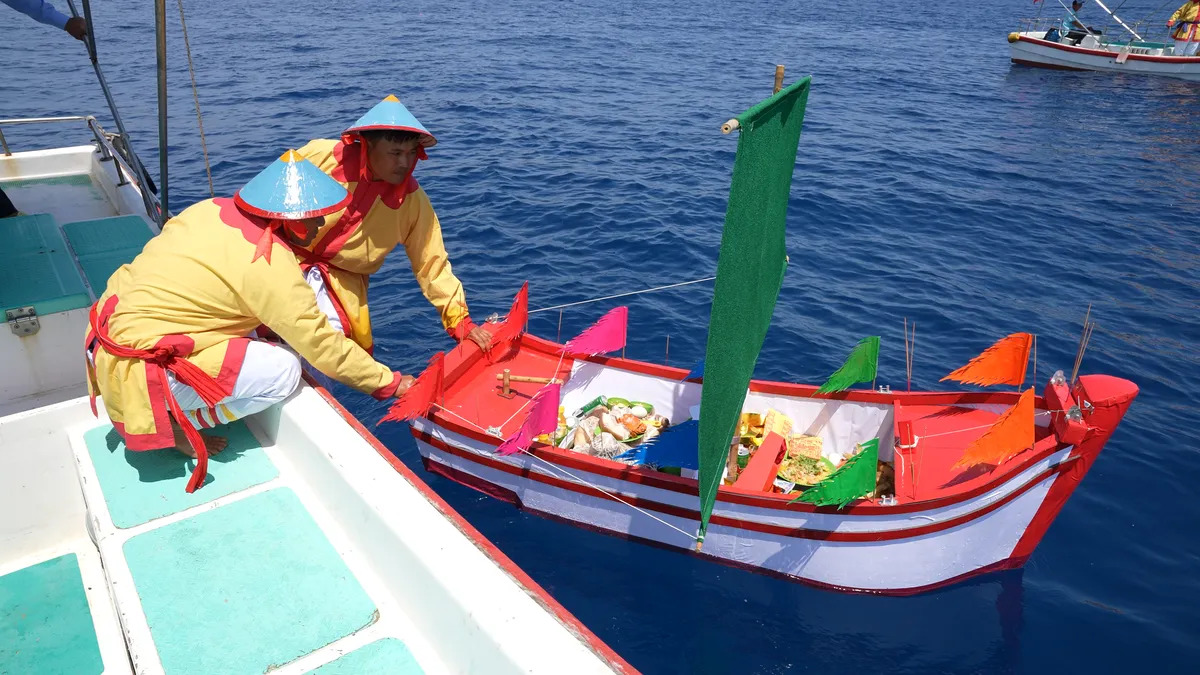 Thuyền Tống Na được hạ thủy, mang theo những lễ vật và lời cầu nguyện, thả trôi ra biển khơi (Ảnh: Internet)
