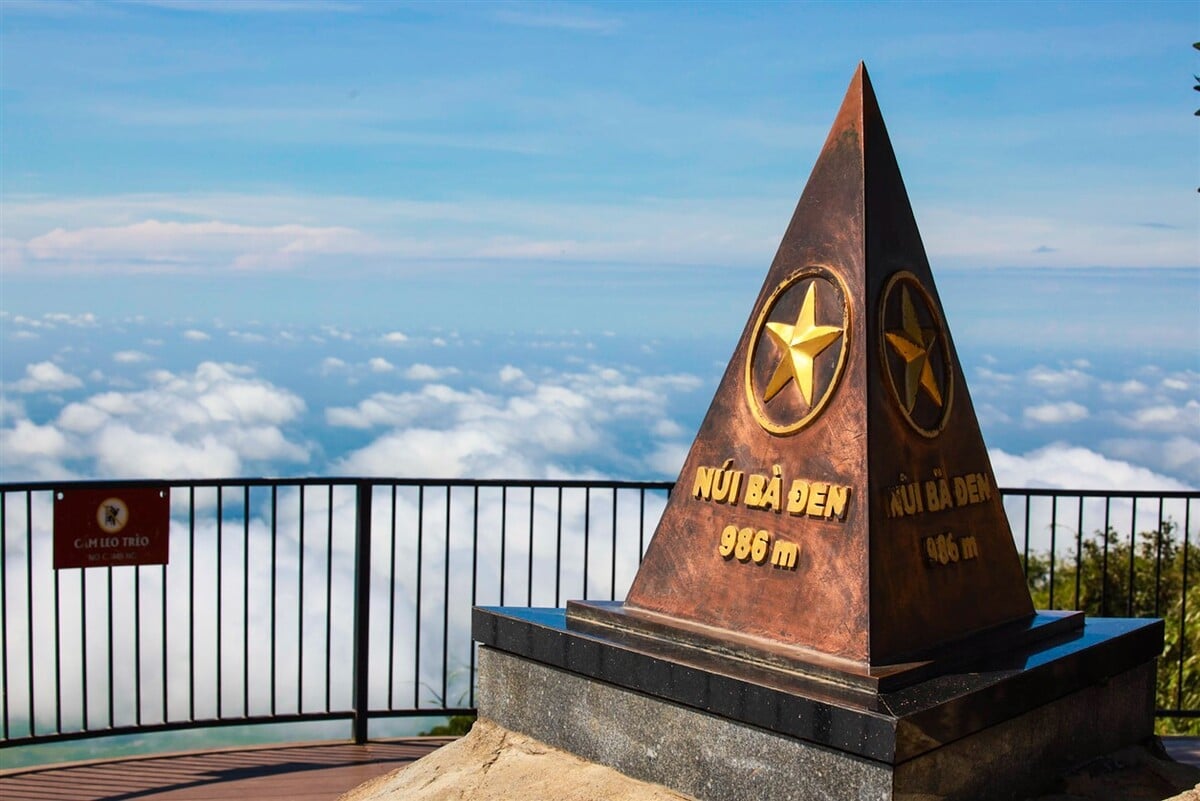 Chóp đỉnh núi Bà Đen (Nguồn: Internet)
