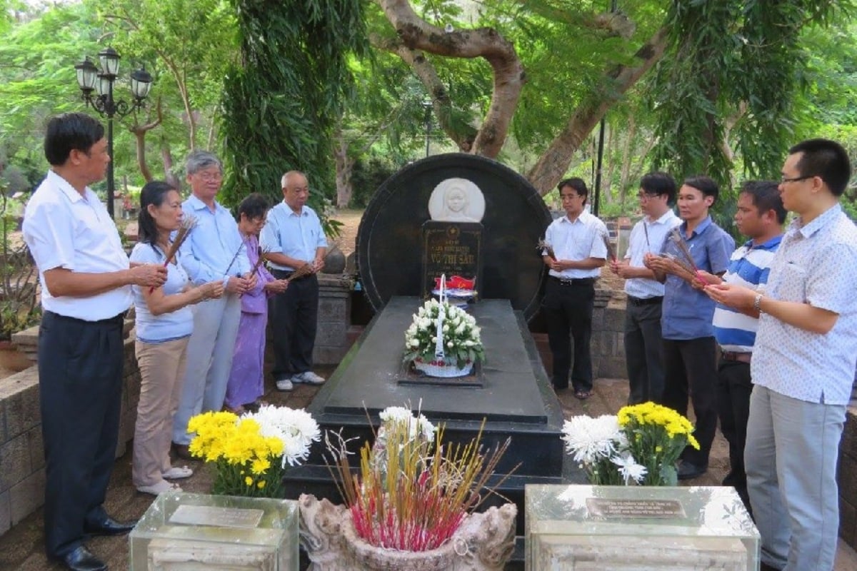 Kiêng mặc trang phục không phù hợp khi viếng nghĩa trang Hàng Dương (Nguồn: Internet)