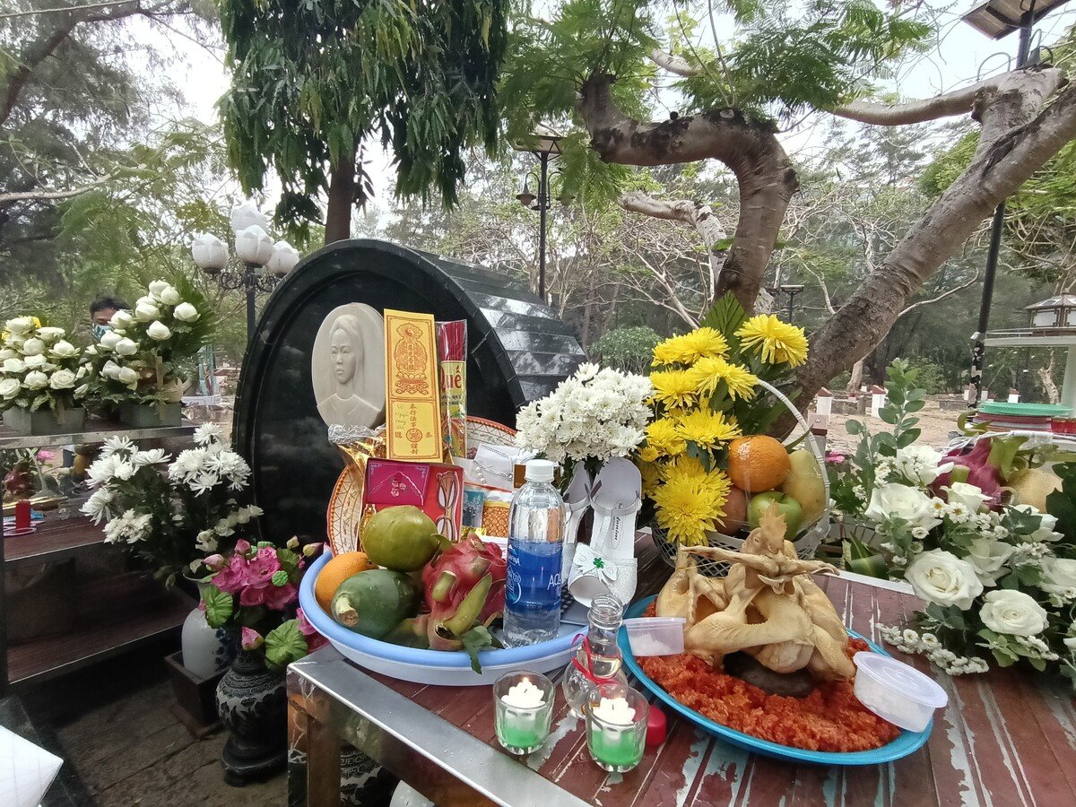 Không tự tiện lấy đồ cúng mang về khi đi lễ ở Côn Đảo (Nguồn: Internet)