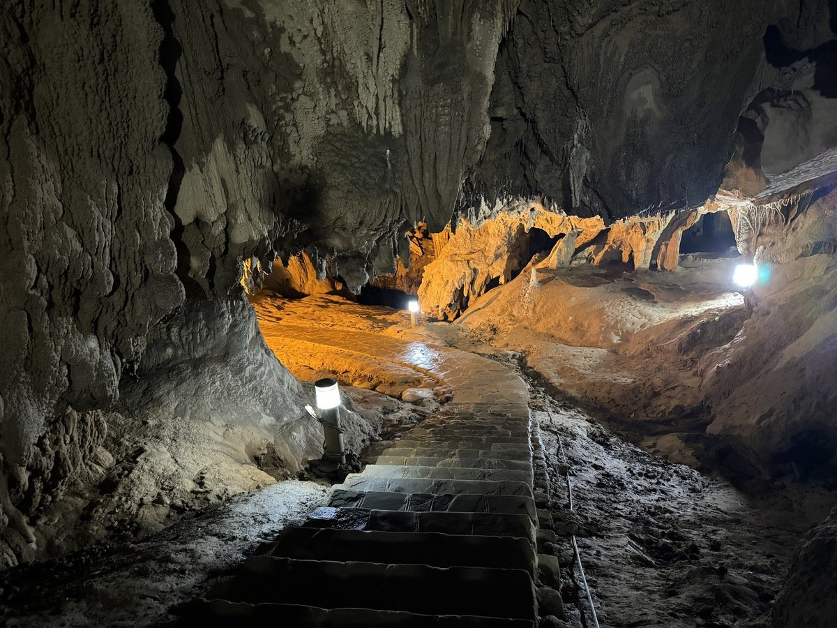 Bên trong động Ngườm Ngao. (Ảnh: Như Ý)
