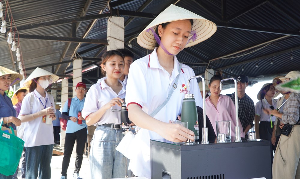 Gần 30 du khách đã bắt đầu hành trình khám phá Đầm Chuồn xanh (Ảnh: Internet)