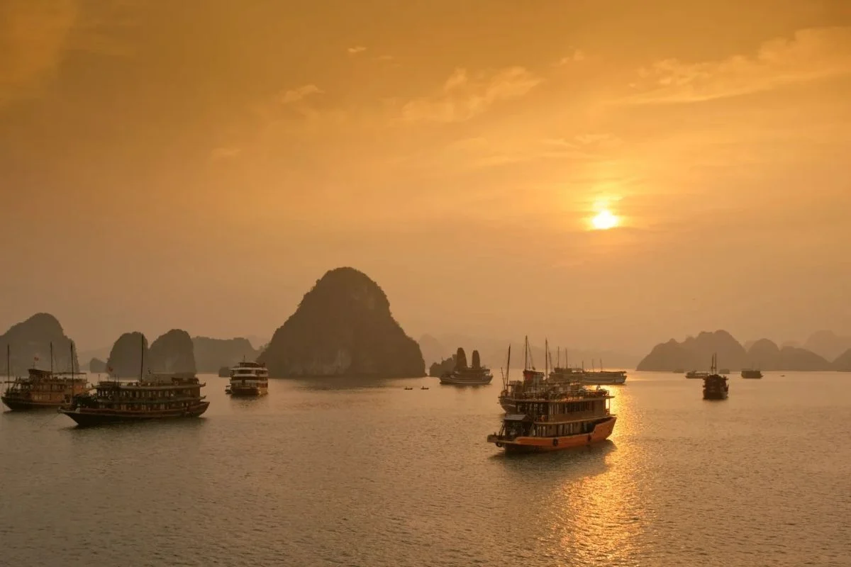 Hoàng hôn trên vịnh đẹp mê hồn. (Ảnh: Internet)