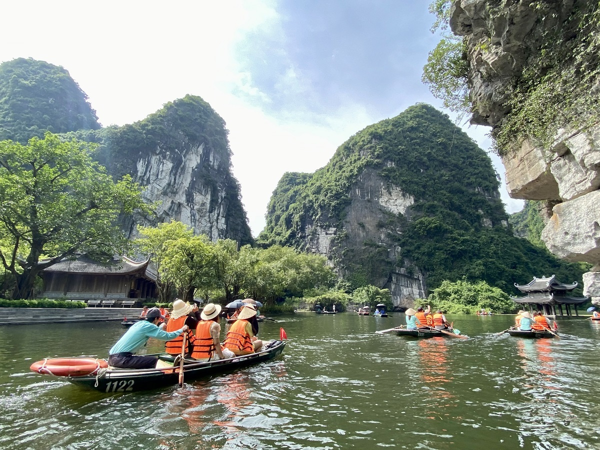 Ngồi thuyền ở Tràng An. (Ảnh: Internet)