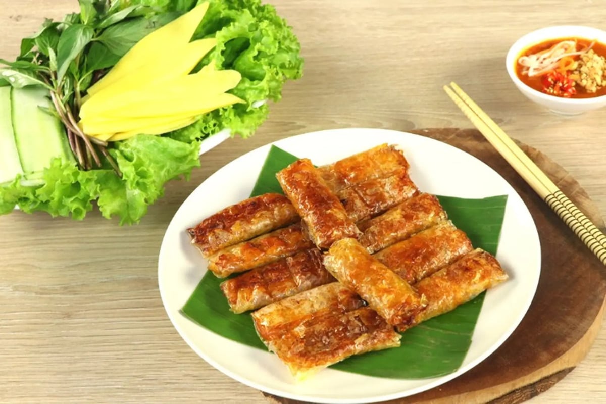 Chả lụi ròm rụm ăn cùng rau xanh (Nguồn: Internet)