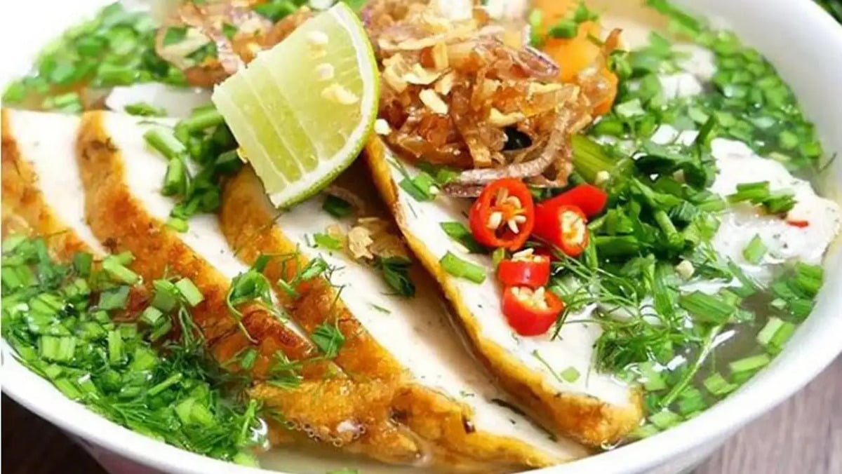 Bát bánh canh chả cá với topping đầy đặn (Nguồn: Internet)