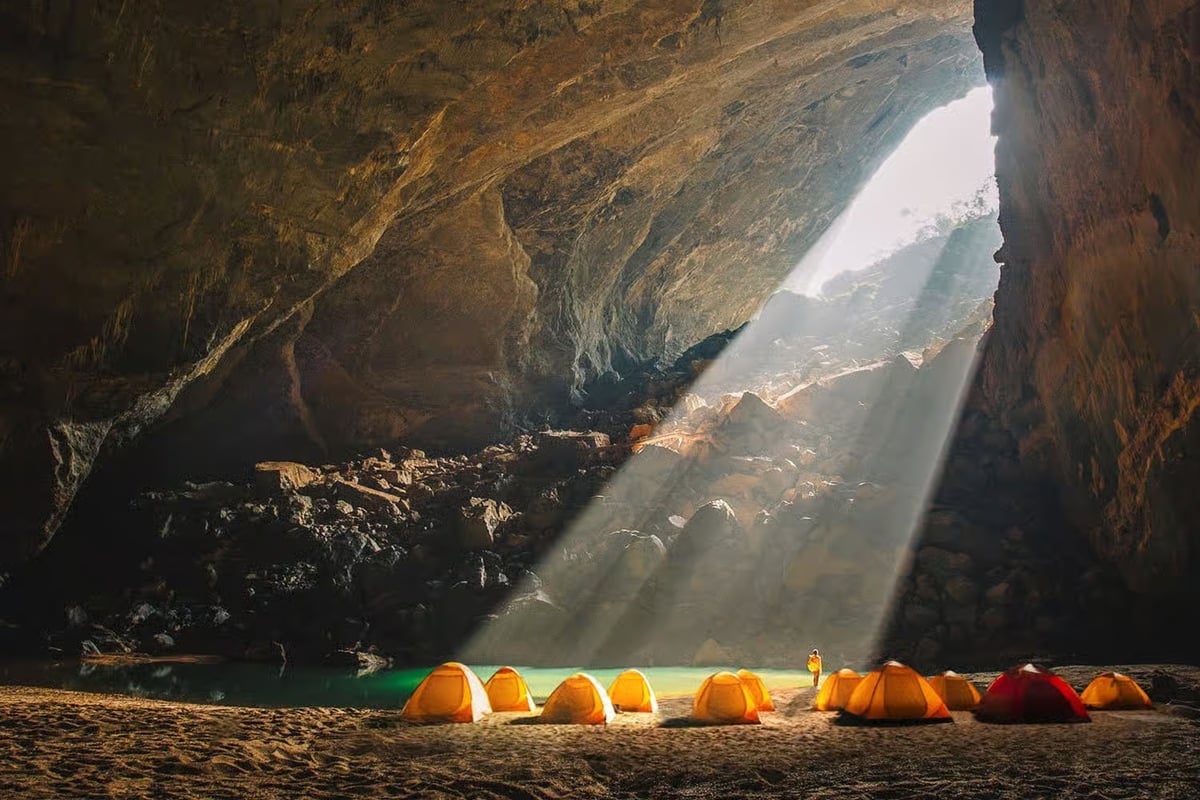 Không gian rộng lớn và hùng vĩ bên trong Hang Én (Ảnh: Oxalis Adventure)
