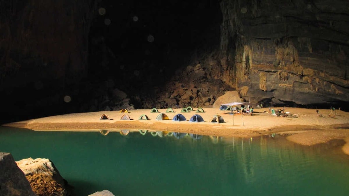 Hồ nước trong Hang Én (Ảnh: WeTrek)