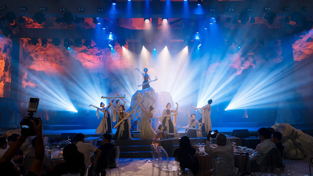 Các yếu tố văn hóa truyền thống được thể hiện trong show diễn (Ảnh: Internet)