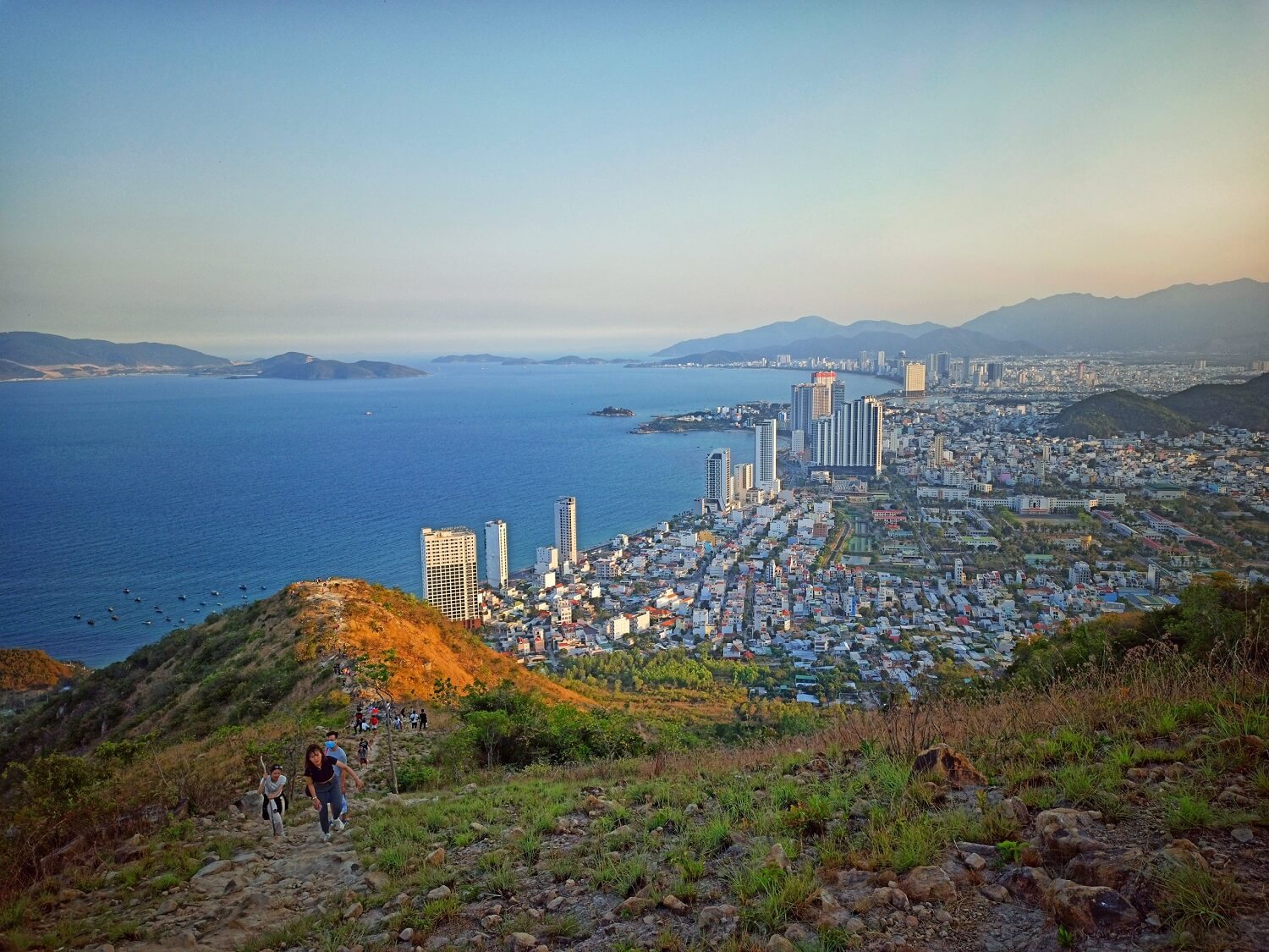 Có thể nhìn toàn bộ Nha Trang từ trên núi Cô Tiên (Ảnh: Internet)