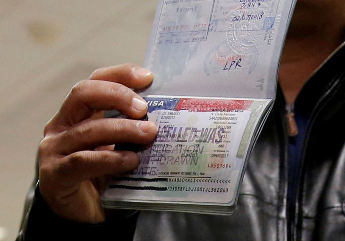 Một người bị từ chối nhập cảnh Mỹ dù đã được cấp visa (Ảnh: Reuters)