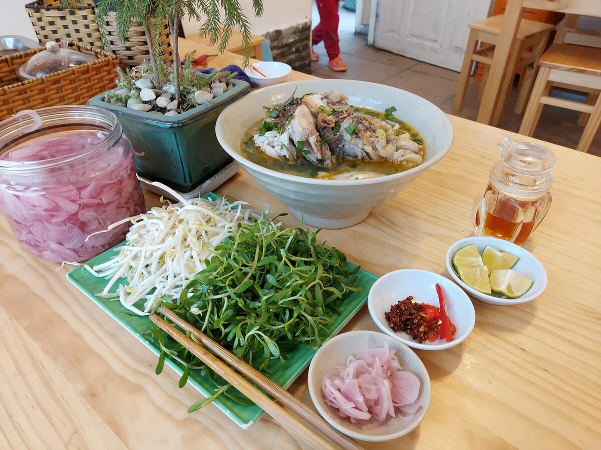 Bánh canh cá lóc tại đây chinh phục thực khách bởi hương vị miền Trung đậm đà nhưng lại hài hòa với khẩu vị người Đà Lạt (Ảnh: Bánh canh cá lóc An)