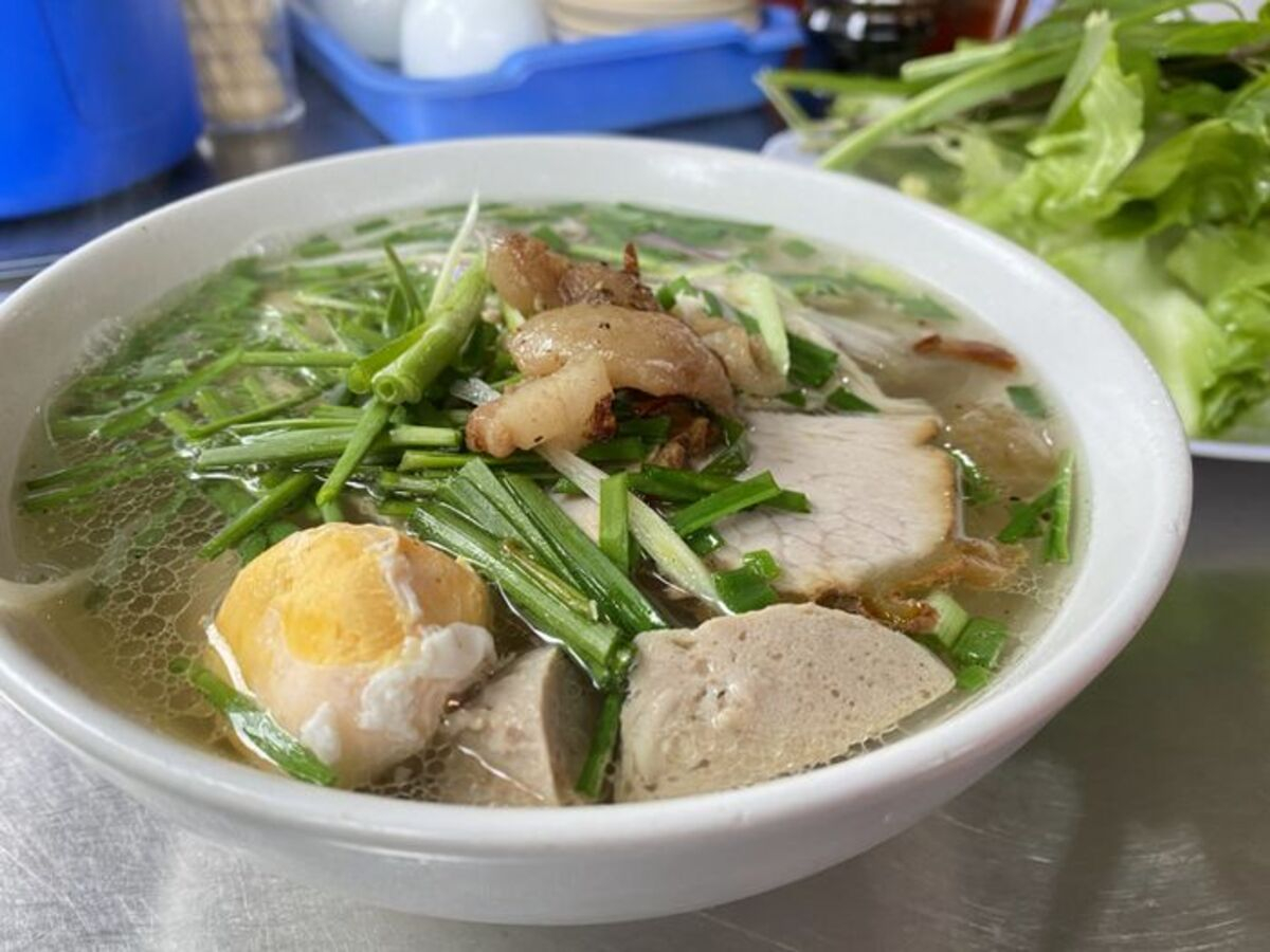 Bát hủ tiếu với đầy đủ topping (Nguồn: Internet)
