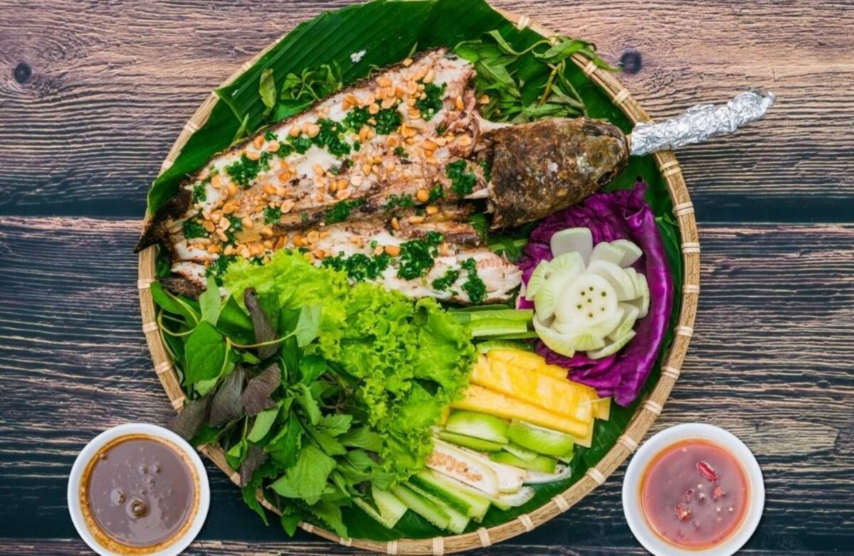 Cá lóc nướng được ăn kèm nhiều loại rau xanh mát (Nguồn: Internet)