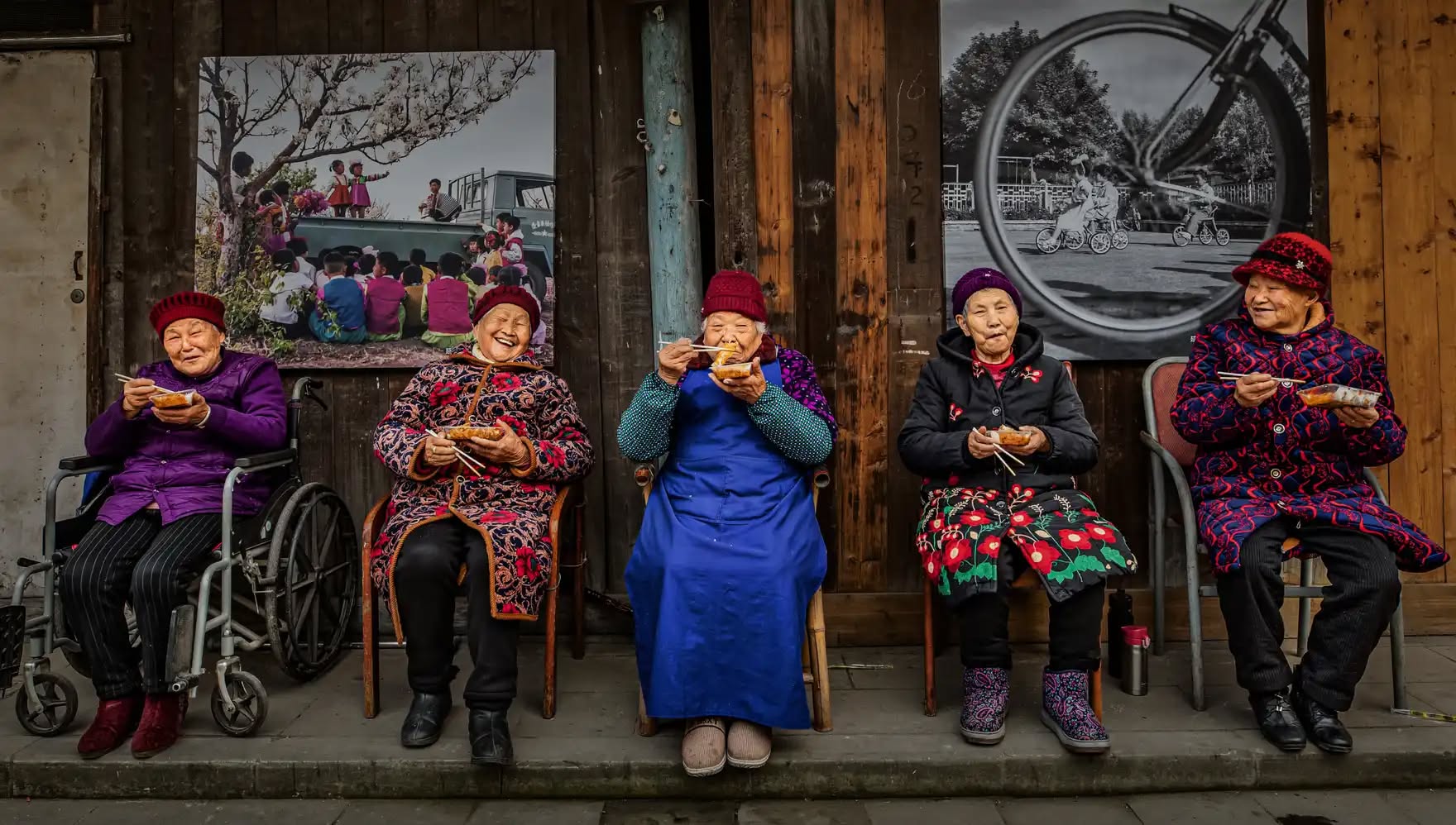 Tac phẩm “The Elderly Having Delicious Food” (Ảnh: Xiaoling Li)