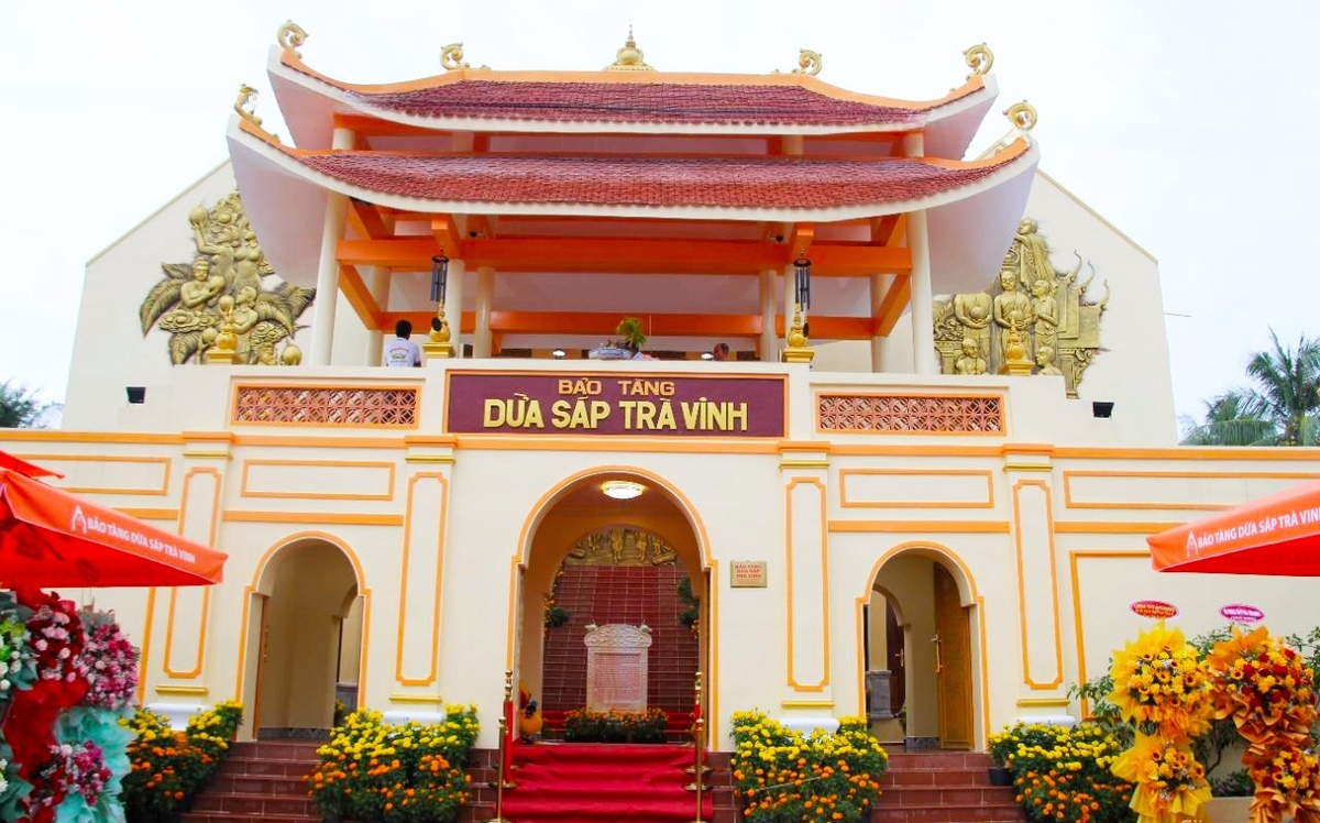 Bảo tàng tọa lạc tại số 221, ấp 2, xã Thạnh Phú, huyện Cầu Kè, tỉnh Trà Vinh (Ảnh: Cổng Thông tin điện tử Trà Vinh)