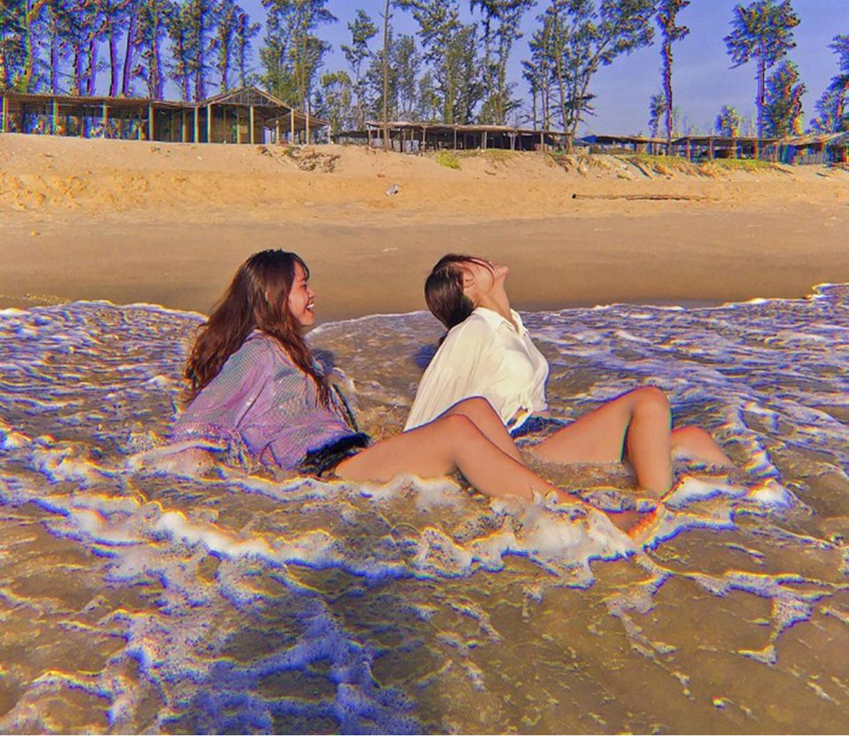 Tắm biển và thư giãn trên bãi cát trắng (Ảnh: Instagram/@nhcuynh.205__)