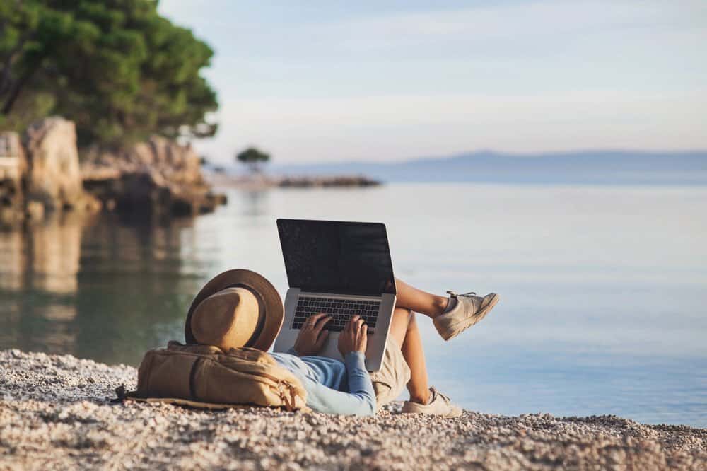 Nên chuẩn bị balo chống nước đựng laptop (Ảnh: Internet)