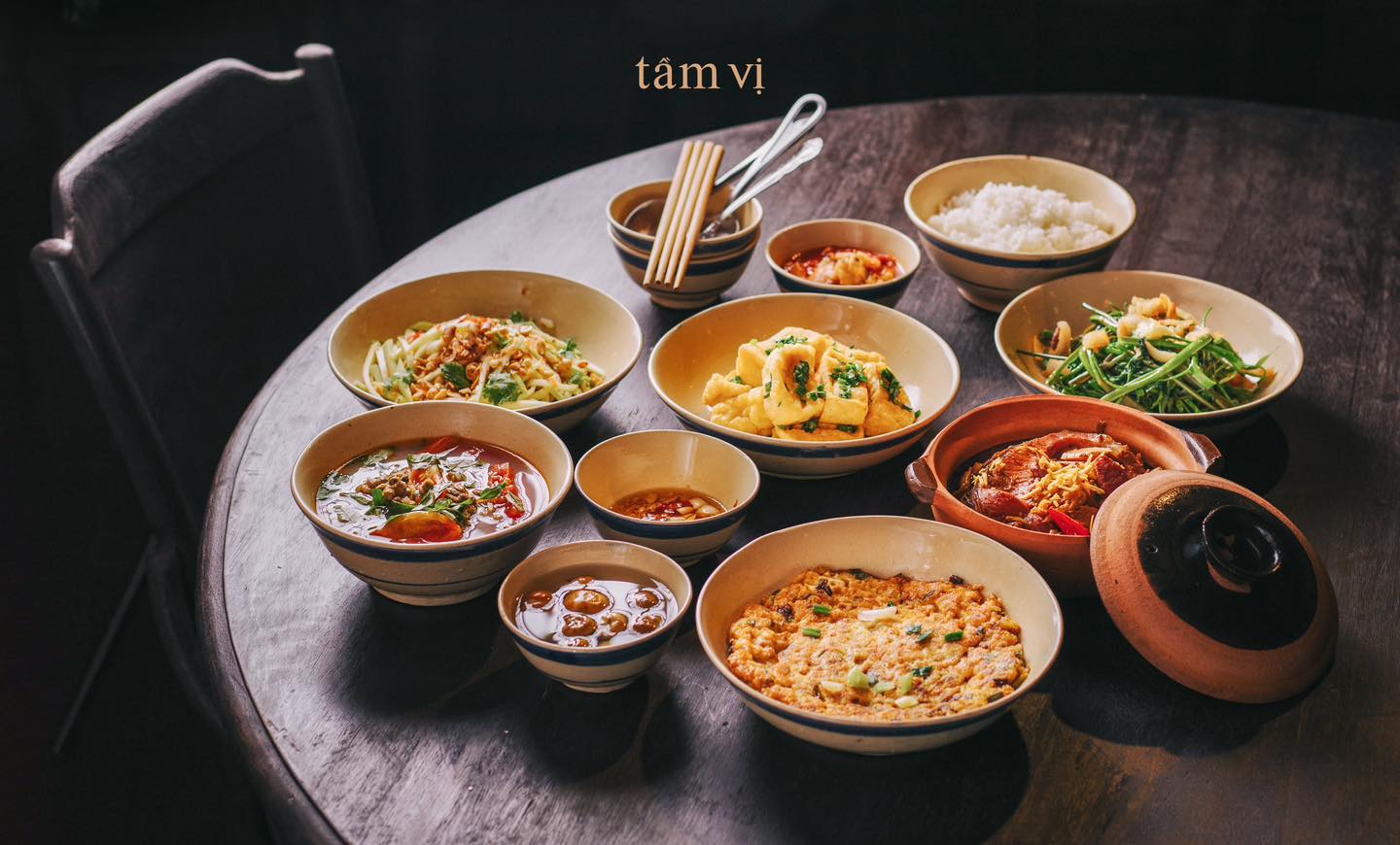 Không chỉ có cơm nhà, những loại chè đặc sản Hà Nội cũng là những món ăn được ưa chuộng (Ảnh: Tầm Vị)