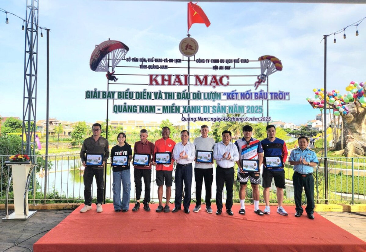 Đại diện lãnh đạo Sở VHTTDL Quảng Nam tặng quà lưu niệm cho các phi công tham dự giải (Ảnh: Báo Văn Hóa)