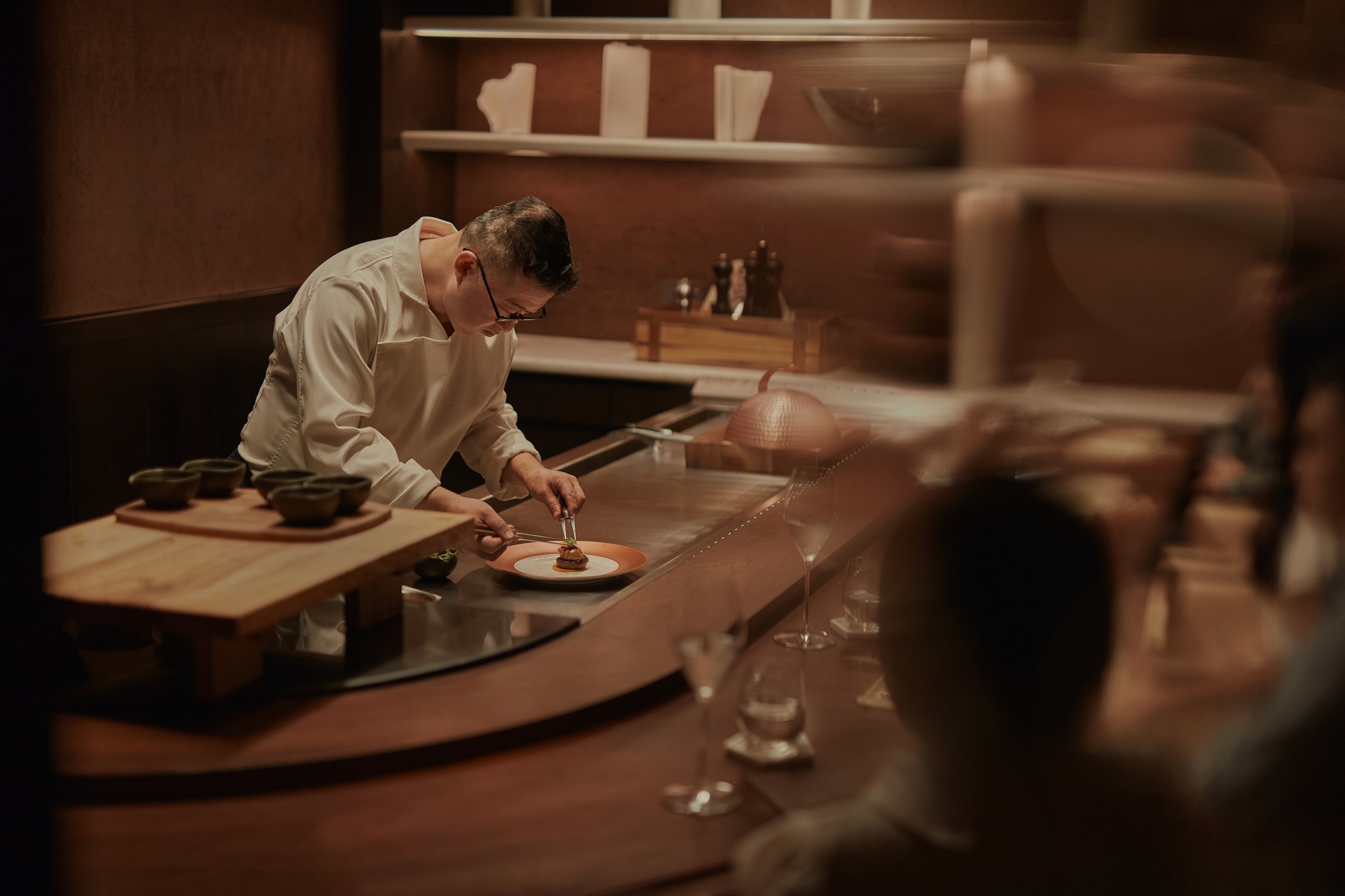 Ngắm nhìn màn biểu diễn Teppanyaki của Bếp trưởng Yamaguchi Hiroshi – một bản giao hưởng hoàn hảo giữa kỹ thuật điêu luyện và hương vị (Ảnh: Hibana by Koki)