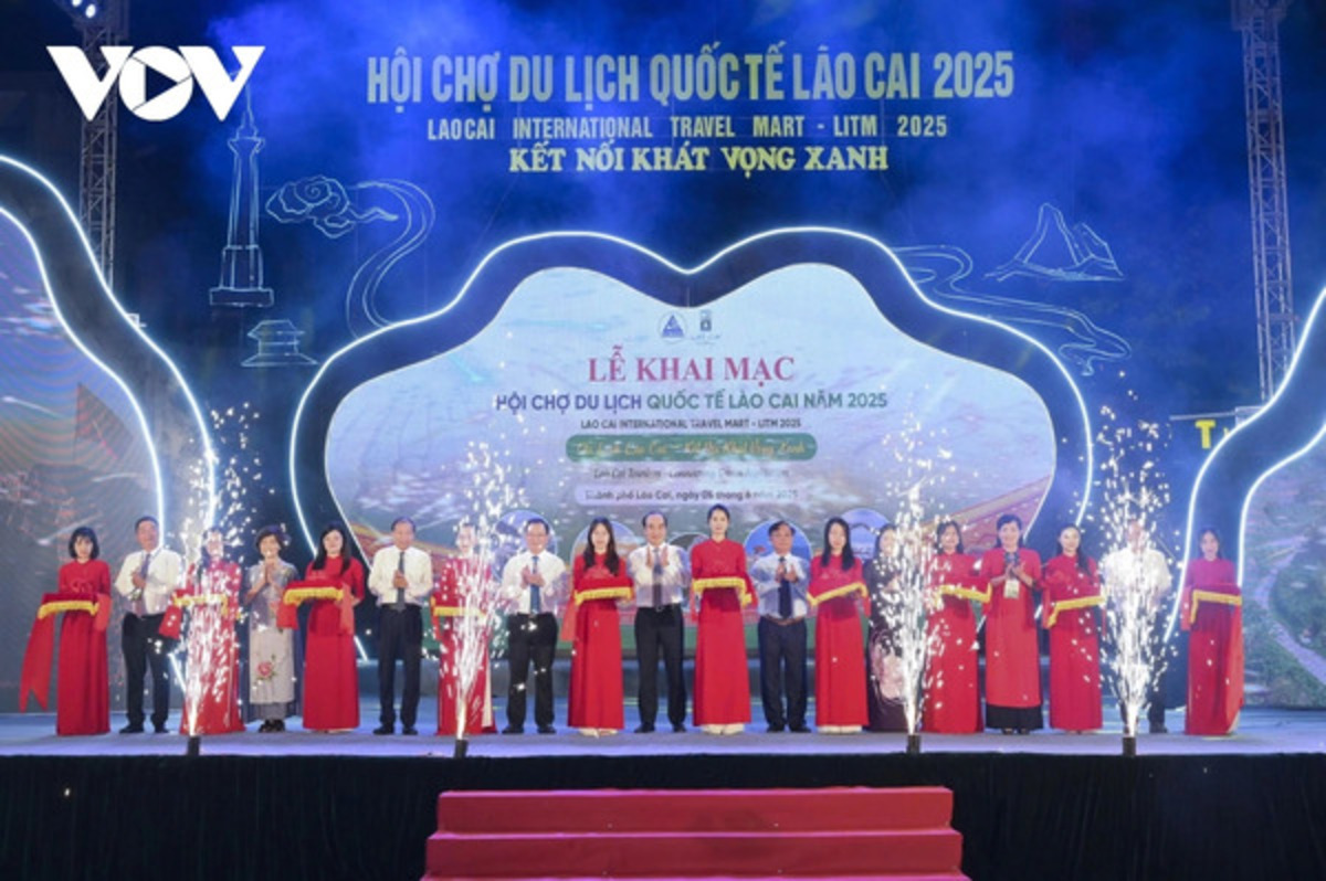 Các đại biểu cắt băng khai mạc hội chợ (Ảnh: VOV)