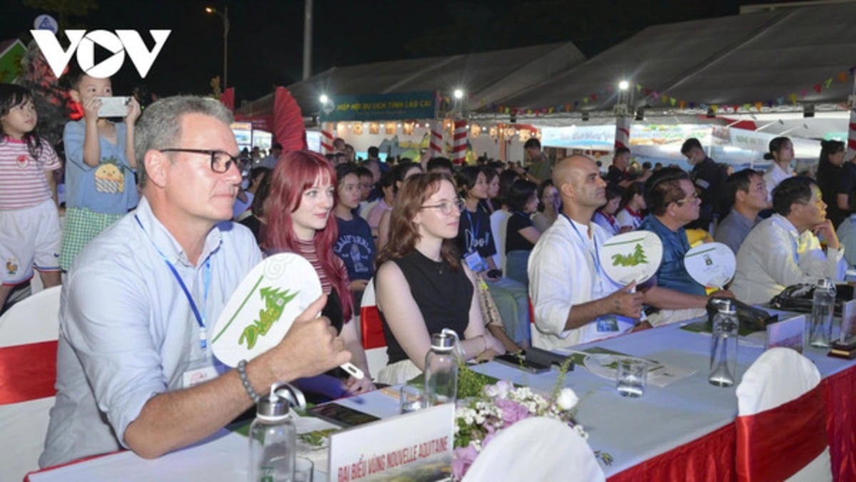 Hội chợ còn là “cánh cửa mở” đưa hình ảnh thiên nhiên, văn hóa, con người Lào Cai đến gần hơn với du khách trong nước và quốc tế (Ảnh: VOV)