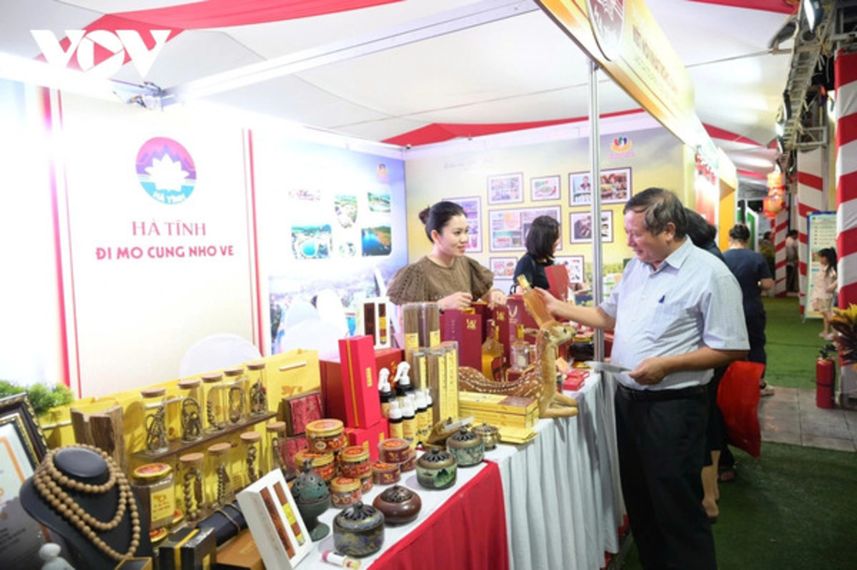 Hội chợ có quy mô 130 gian hàng trong và ngoài nước (Ảnh: VOV)