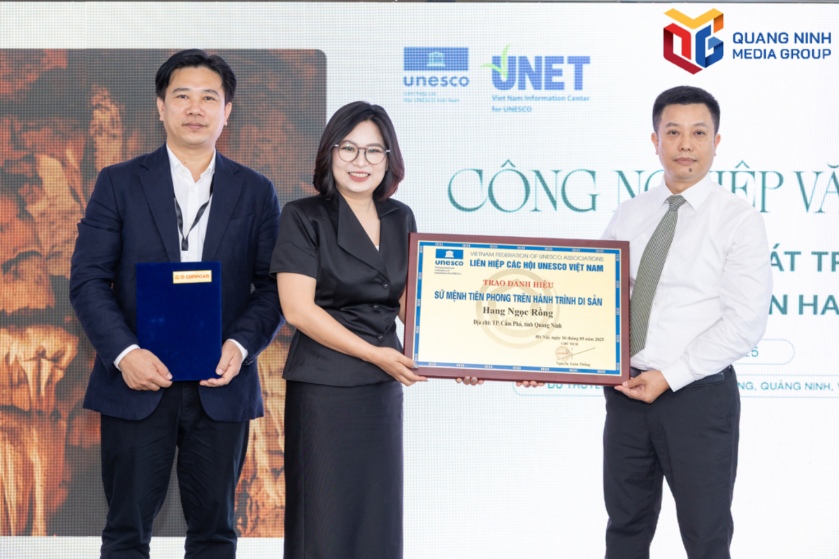 Liên hiệp các Hội UNESCO Việt Nam đã trao danh hiệu “Sứ mệnh tiên phong trên hành trình di sản” cho Công ty TNHH Hang Ngọc Rồng (Ảnh: Báo Quảng Ninh)