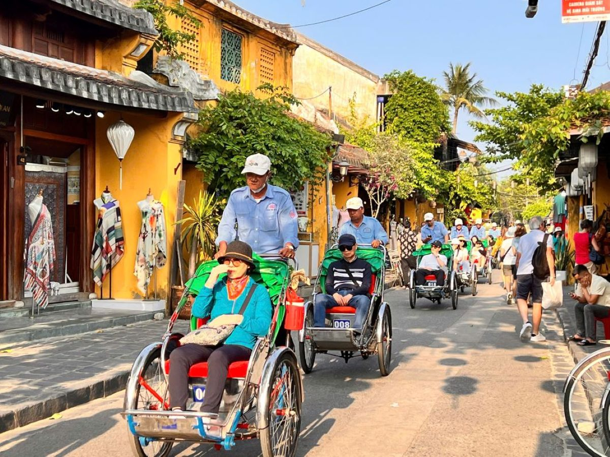 Du khách quốc tế tham quan phố cổ Hội An bằng xe xích lô (Ảnh: Gia Nghi)
