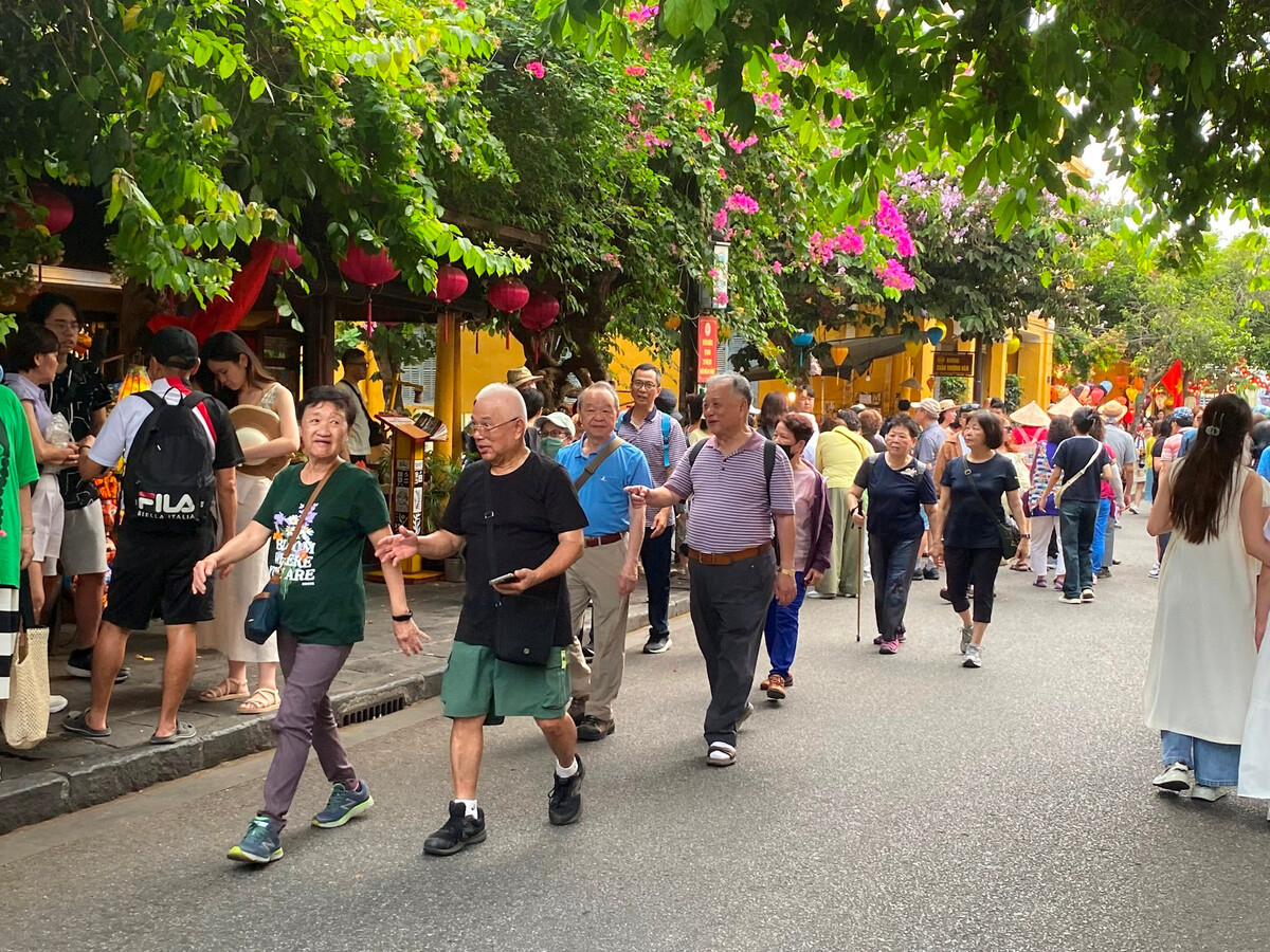 Du khách quốc tế tham quan Hội An. (Ảnh: Internet)