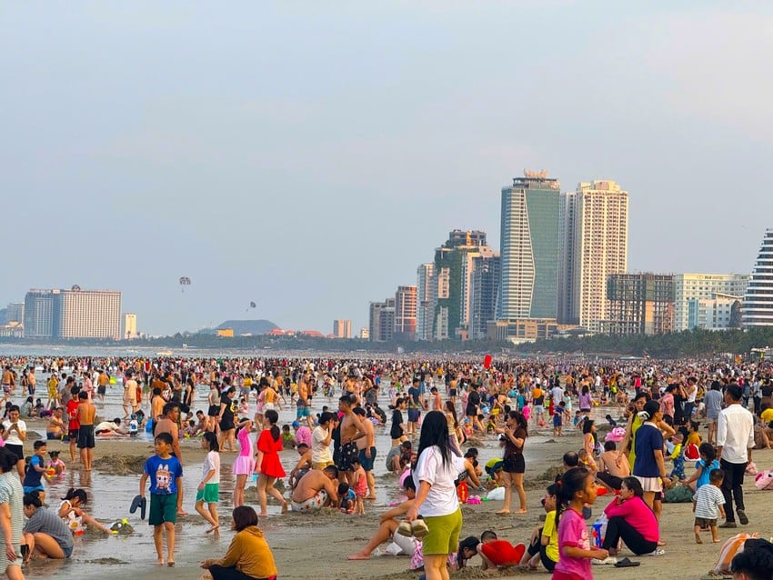 Bãi biển Mỹ Khê thành “biển người” trong ngày nắng đỉnh điểm - ảnh 1