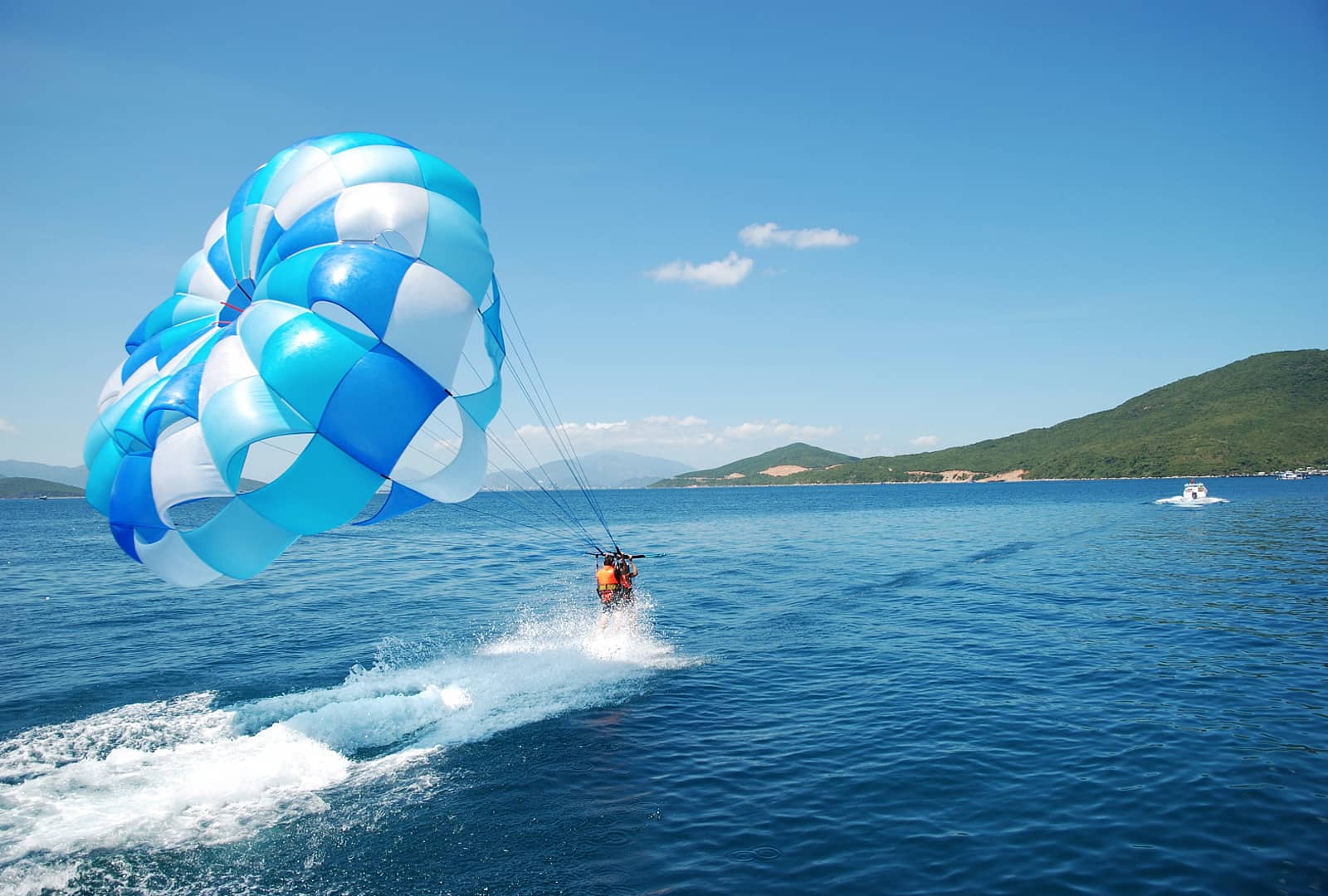 Trải nghiệm dù lượn tại Nha Trang (Ảnh: Internet)