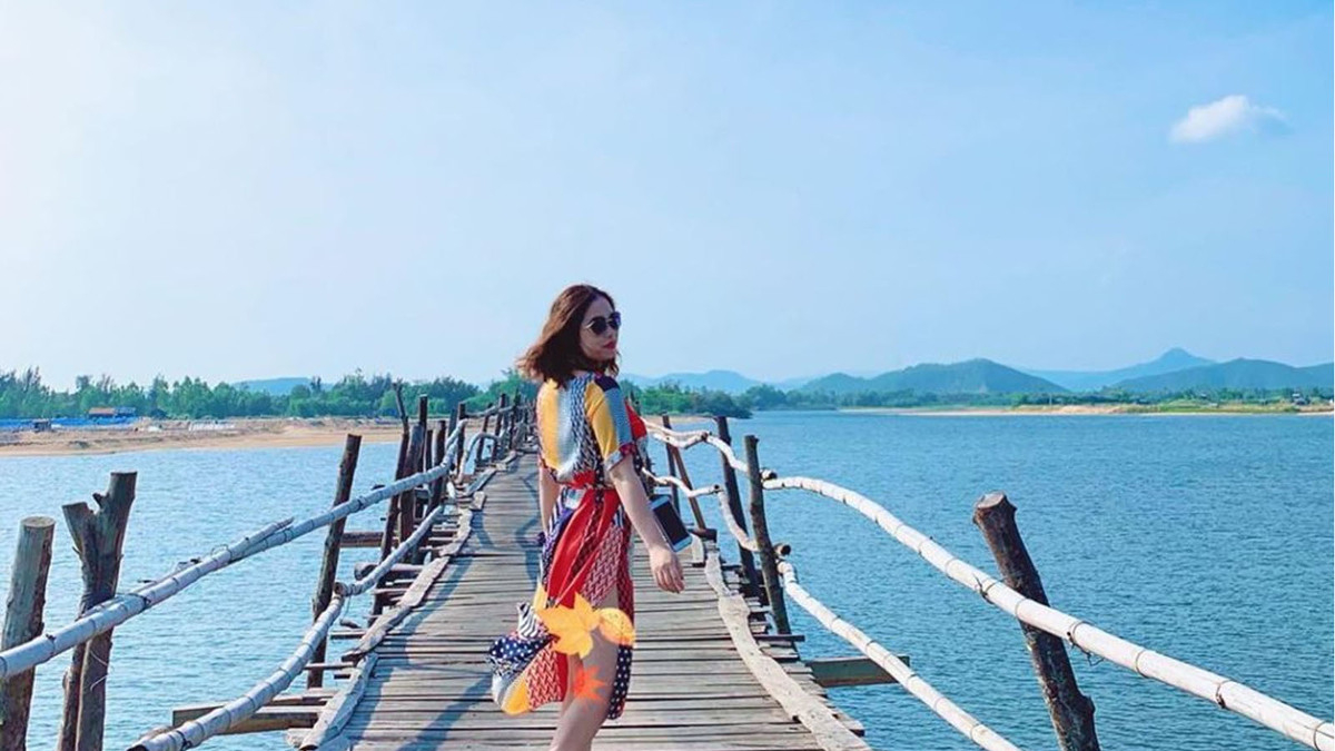 Du khách thích thú check-in trên cầu (Nguồn: Internet)