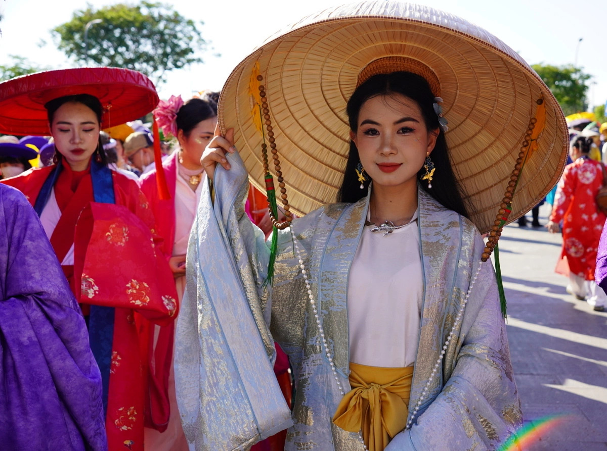Nhật Vi, 20 tuổi, sinh viên trường Đại học Y dược Huế hoá thân thành một quý tộc thời Lý - Trần (Ảnh: VnExpress)