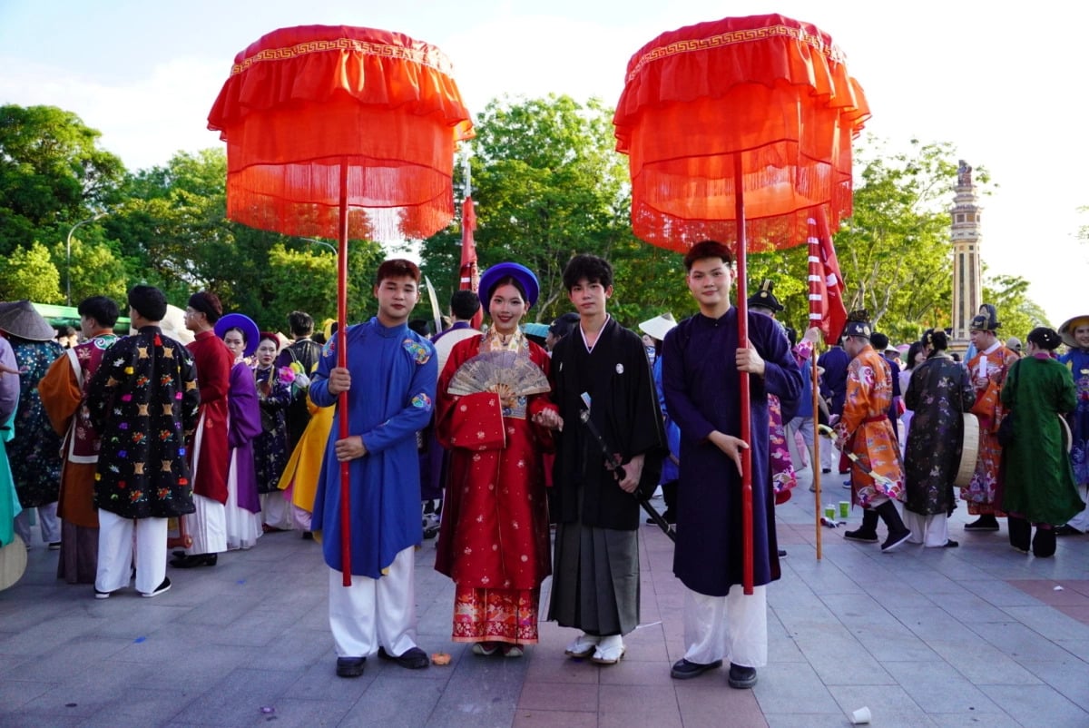 Một nhóm bạn trẻ ở Đà Nẵng đã tái hiện lễ cưới của công chúa Ngọc Hoa với thương nhân Nhật Bản Araki Sotaro (Ảnh: VnExpress)