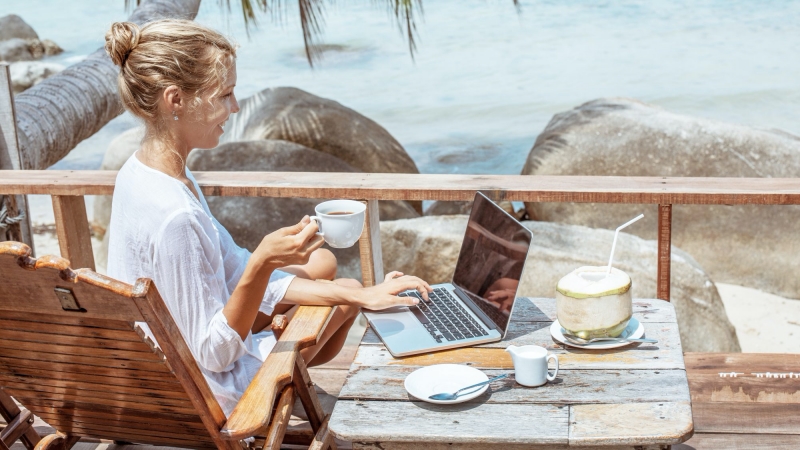 Workcation giúp giảm bớt căng thẳng và cảm giác gò bó (Ảnh: Internet)