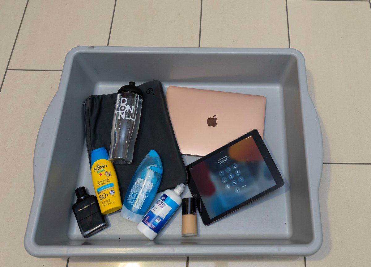 Được cầm bao nhiêu cái điện thoại lên máy bay? - ảnh 1