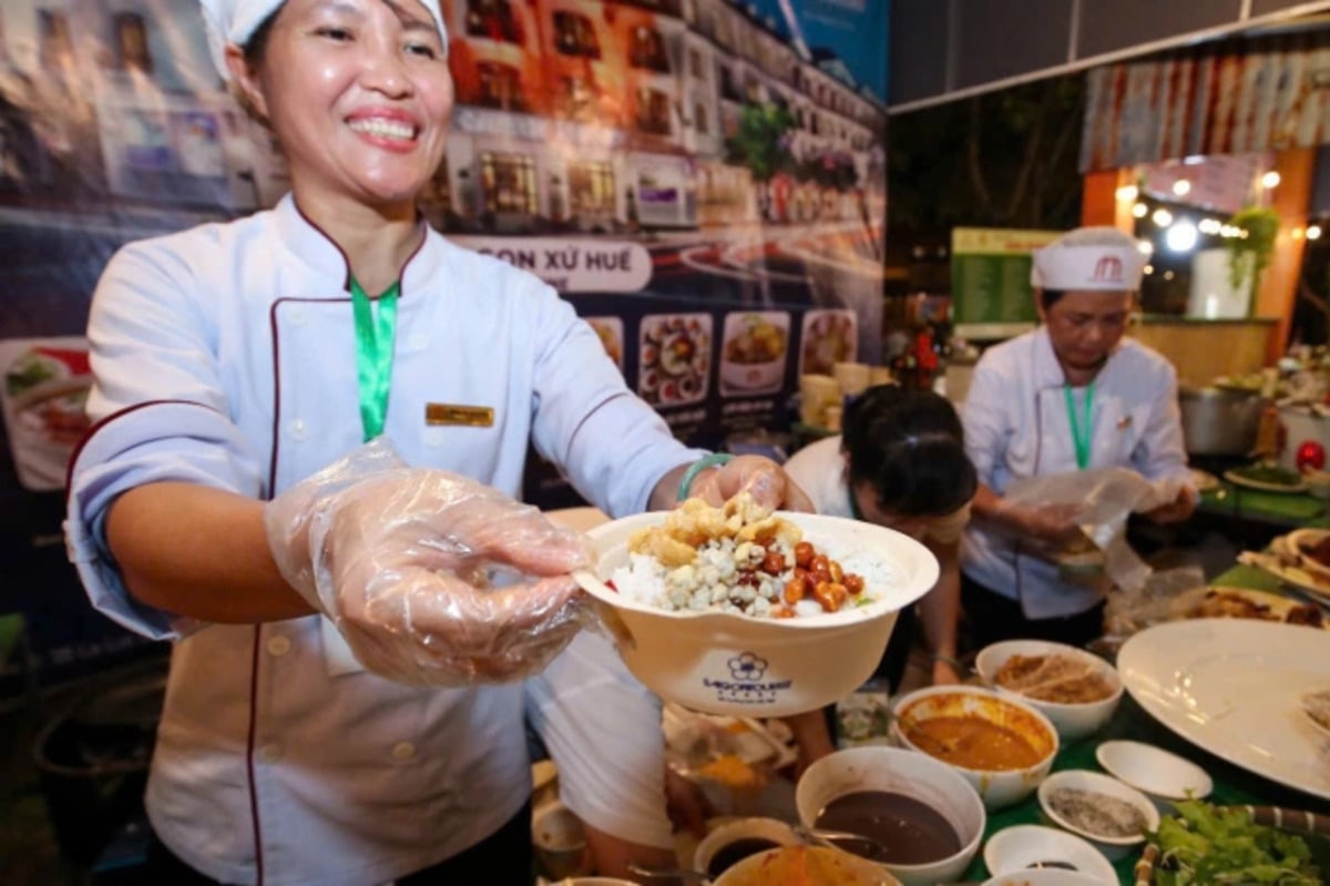 Ngoài phục vụ các món ngon, thực khách còn được trải nghiệm các hoạt động trình diễn văn hóa dân gian (Ảnh: Saigontourist Group)