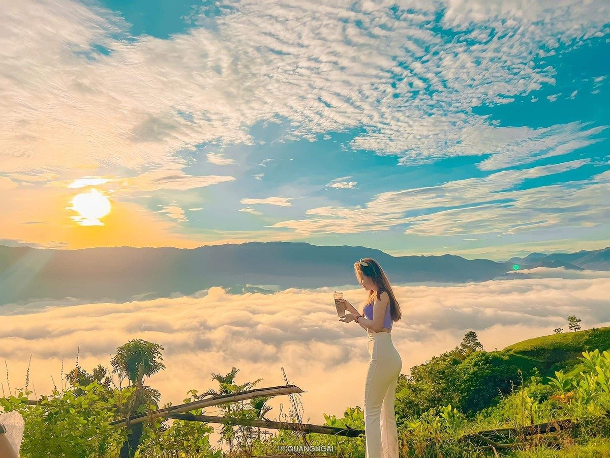 Du khách check-in giữa biển mây (Nguồn: TOP Quảng Ngãi)