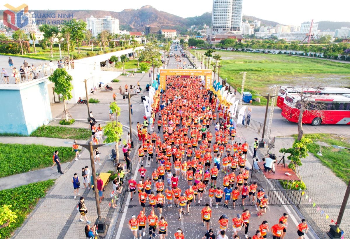 Đông đảo runner hào hứng chinh phục đường chạy ven biển Khu du lịch Bãi Cháy. (Ảnh: Hà Phong/ Báo Quảng Ninh)