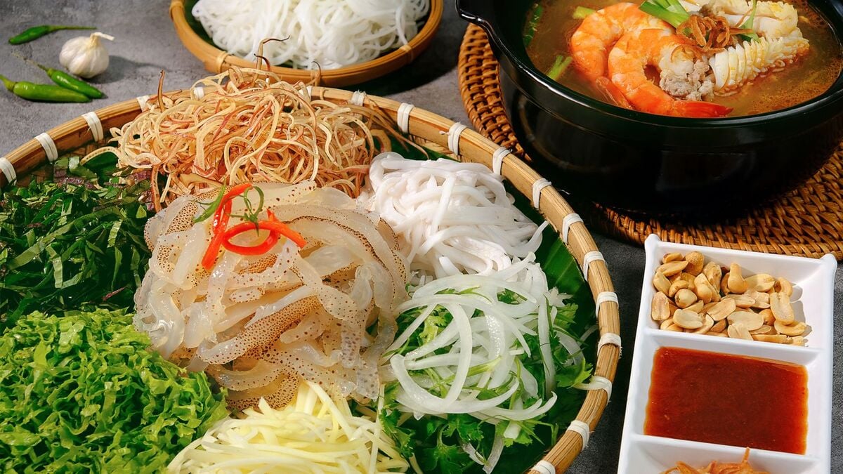 Mâm topping nhúng lẩu đầy ắp (Nguồn: Internet)