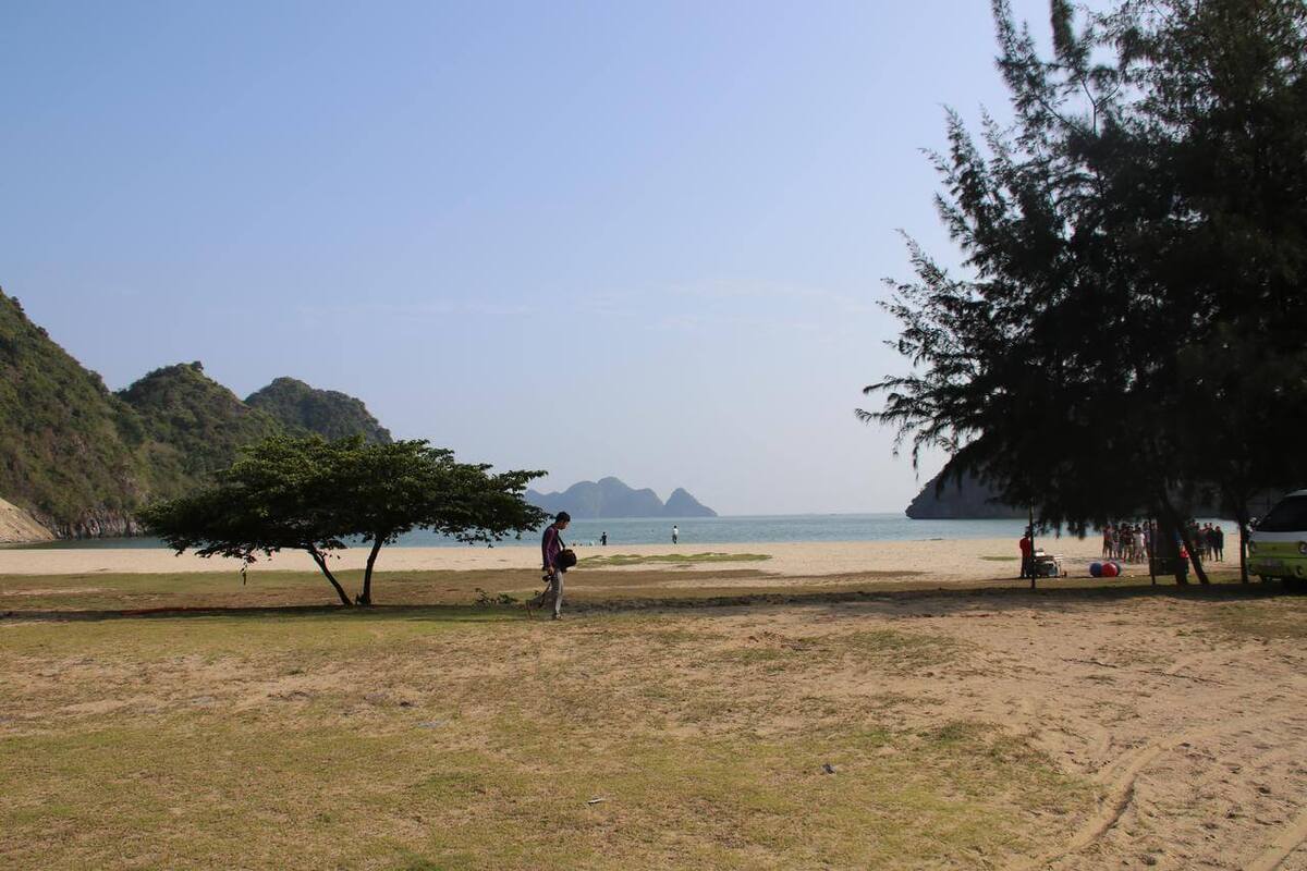 Bãi tắm Tùng Thu chinh phục du khách bằng vẻ đẹp tĩnh lặng. (Ảnh: Internet)